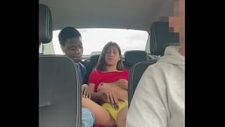Camara oculta graba a una pareja sunny porn star de jovenes follando en un taxi